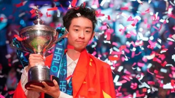 开云体育网址最新-历史性登顶！吴宜泽加冕斯诺克世锦赛00后新王